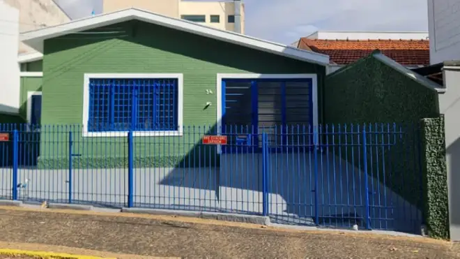 Fachada da Unidade Detecta em Sumare, casa verde com grade azul
